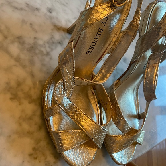 Size 7.5 Gold Snake Embossed Heels - Picture 3 of 8